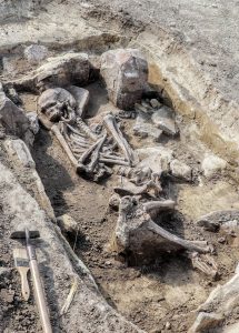 Hrob člověka ze starší doby bronzové (cca 1 800 let před naším letopočtem) v místech, kde povedou koleje v nové stopě. Pramen: Správa železnic