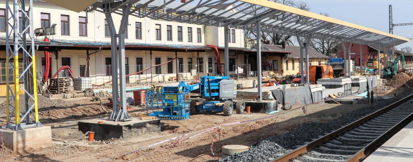 Jaroměř. Konstrukce zastřešení nástupišť byla konzultována s památkáři. Pramen: FB Správa železnic