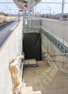 Schodiště na nástupiště mají dvě ramena, mezi nimi je výtah.  Podchod je dlouhý 31 metrů. Pramen: FB Správa železnic