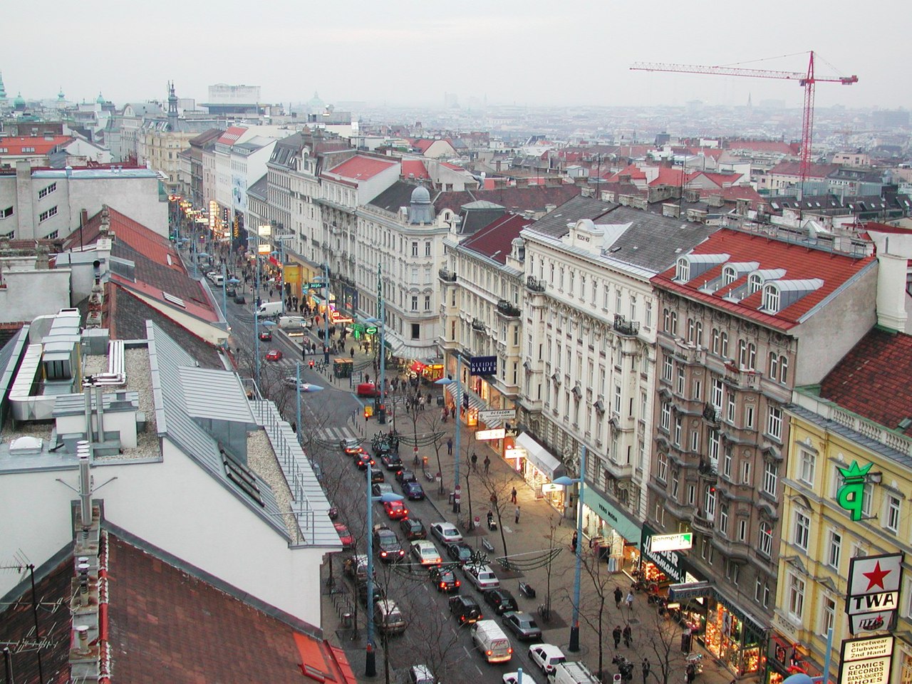 Vídeňská Mariahilferstrasse. Autor: No machine-readable author provided. Herbert Ortner assumed (based on copyright claims). – No machine-readable source provided. Own work assumed (based on copyright claims)., CC BY 2.5, https://commons.wikimedia.org/w/index.php?curid=513541