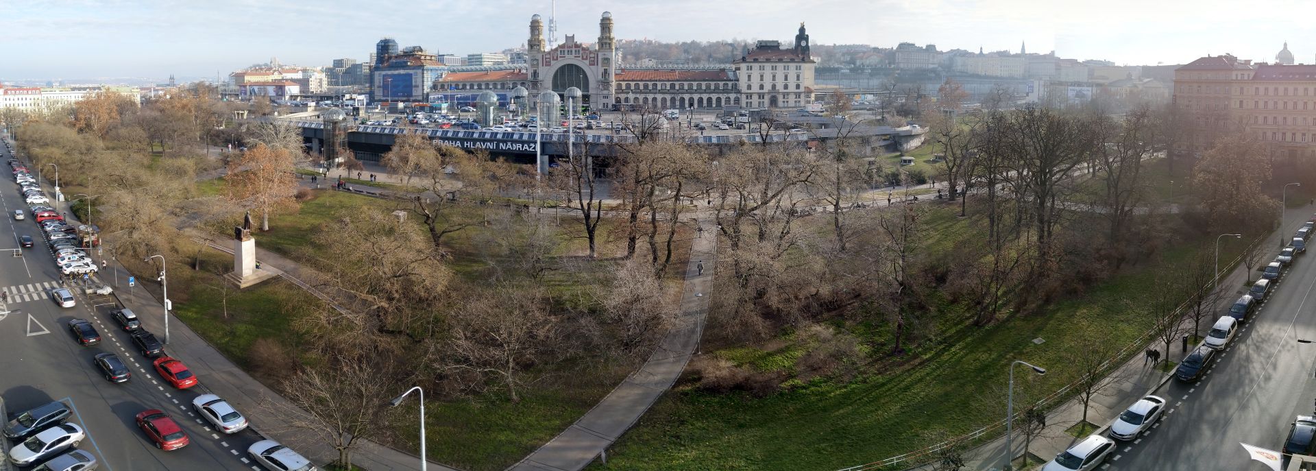 Hlavní nádraží a Vrchlického sady při pohledu od Opletalovy ulice. Pramen: IPR Praha