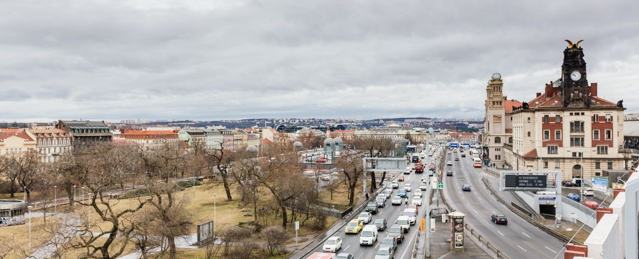 Pohled na magistrálu, Vrchlického sady a hlavní nádraží. Pramen: IPR Praha