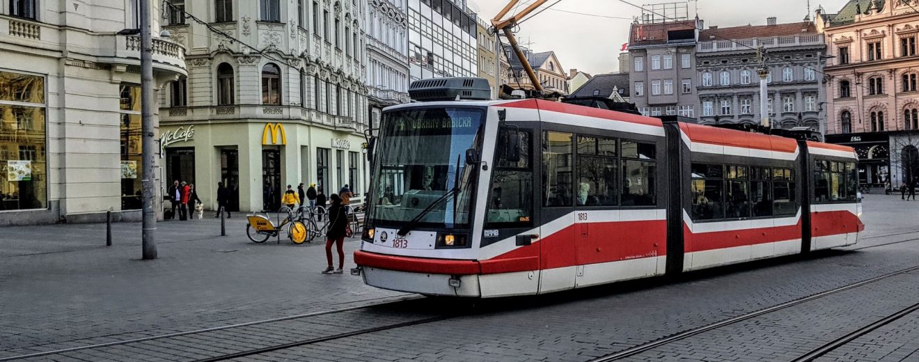 Tramvaj Škoda 03T (Astra) na Náměstí Svobody v Brně. Foto: Zdopravy.cz / Jan Sůra