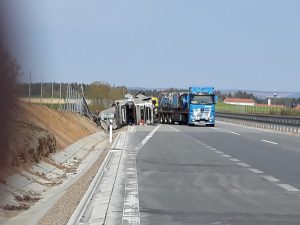 Odstraňování nehody polského kamionu na D1. Foto: Purum