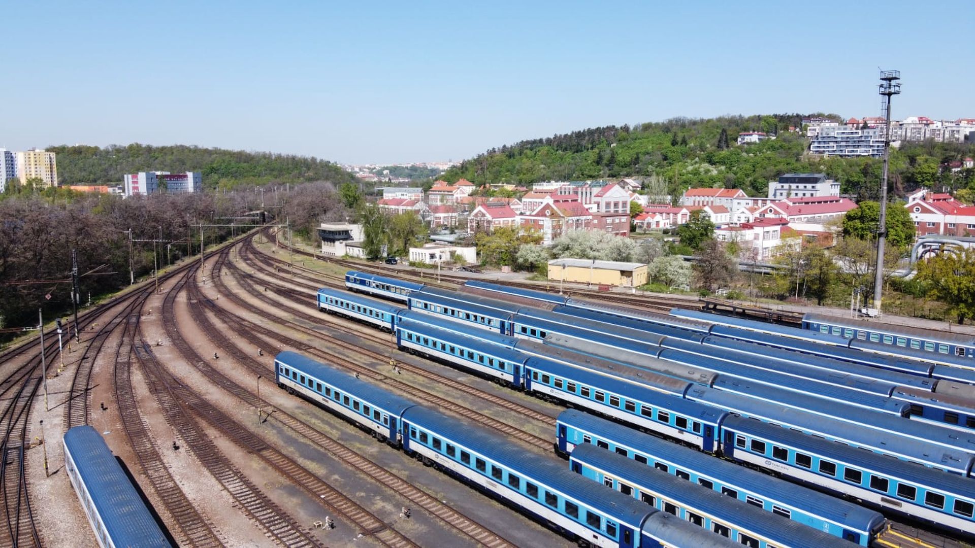 Zaplněné odstavné nádraží v Praze během omezení provozu. Foto: ČD