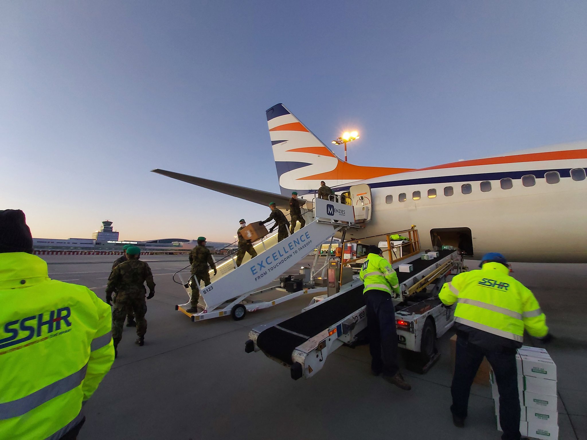 Vykládka letadla Smartwings se zdravotnickým materiálem. Foto: Správa státních hmotných rezerv
