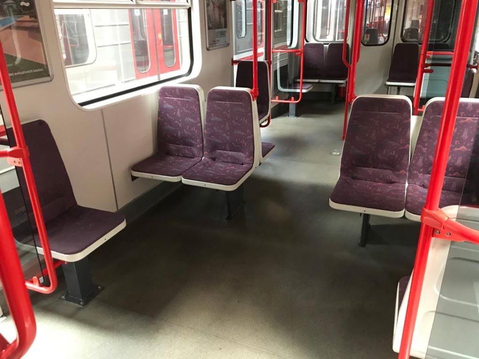 Úprava sezení v jedné soupravě pražského metra. Foto: FB Adama Scheinherra