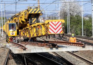 Instalace nové kolejové spojky ve stanici Prosenice. Pramen: Správa železnic