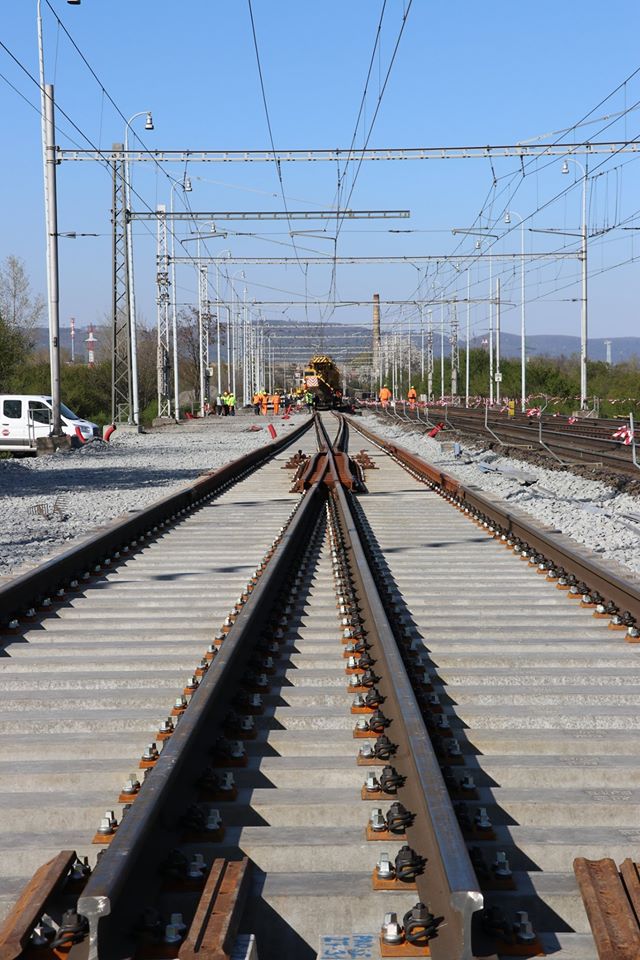 Instalace nové kolejové spojky ve stanici Prosenice. Pramen: Správa železnic