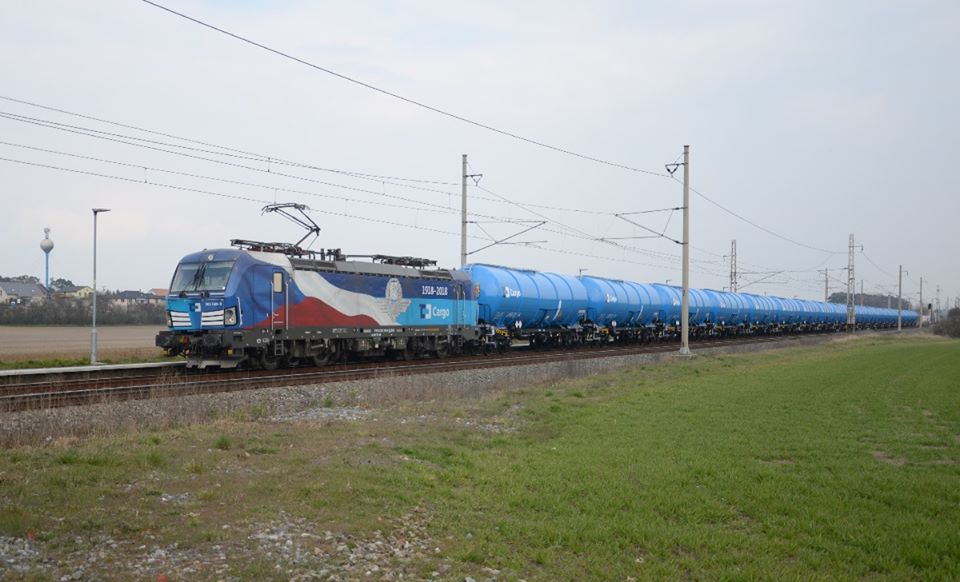 Lokomotiva Siemens Vectron ČD Cargo v čele vlaku s novými cisternami Zacns. Foto: ČD Cargo