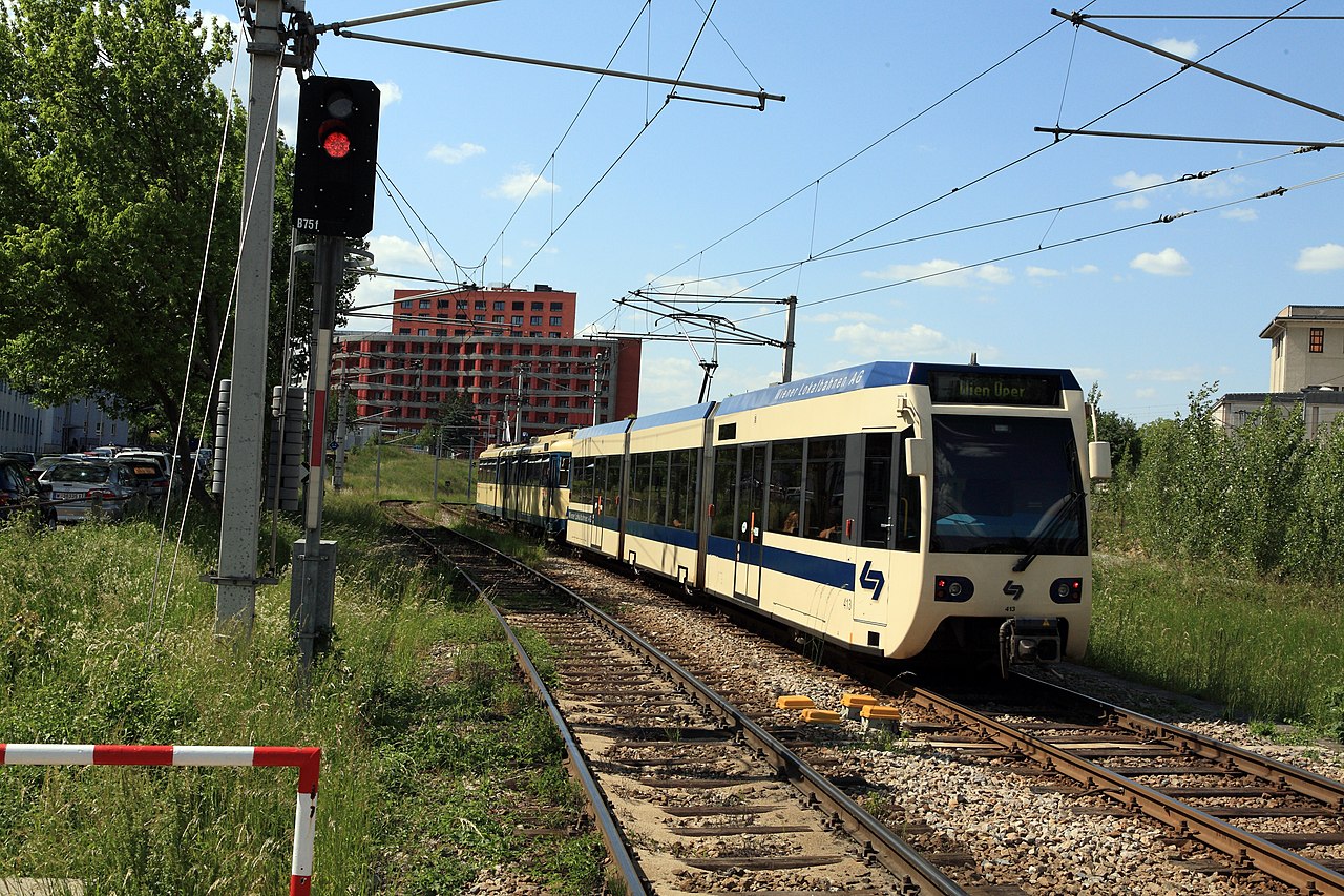 Vlak Badner Bahn. By Falk2 - Own work, CC BY-SA 3.0, https://commons.wikimedia.org/w/index.php?curid=24786337