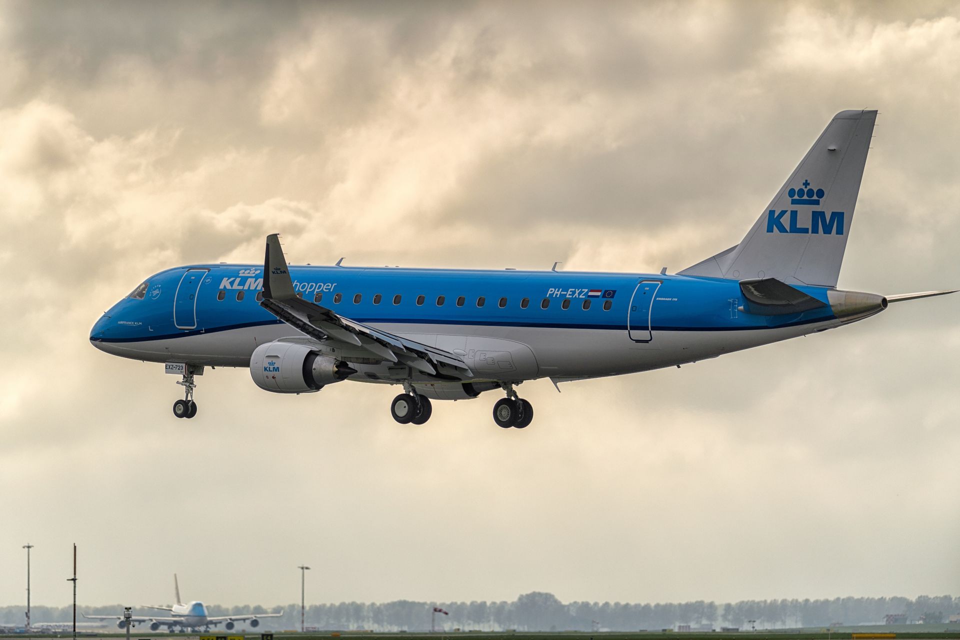 Embraer E-175 přistává v Amsterdamu. Foto: KLM