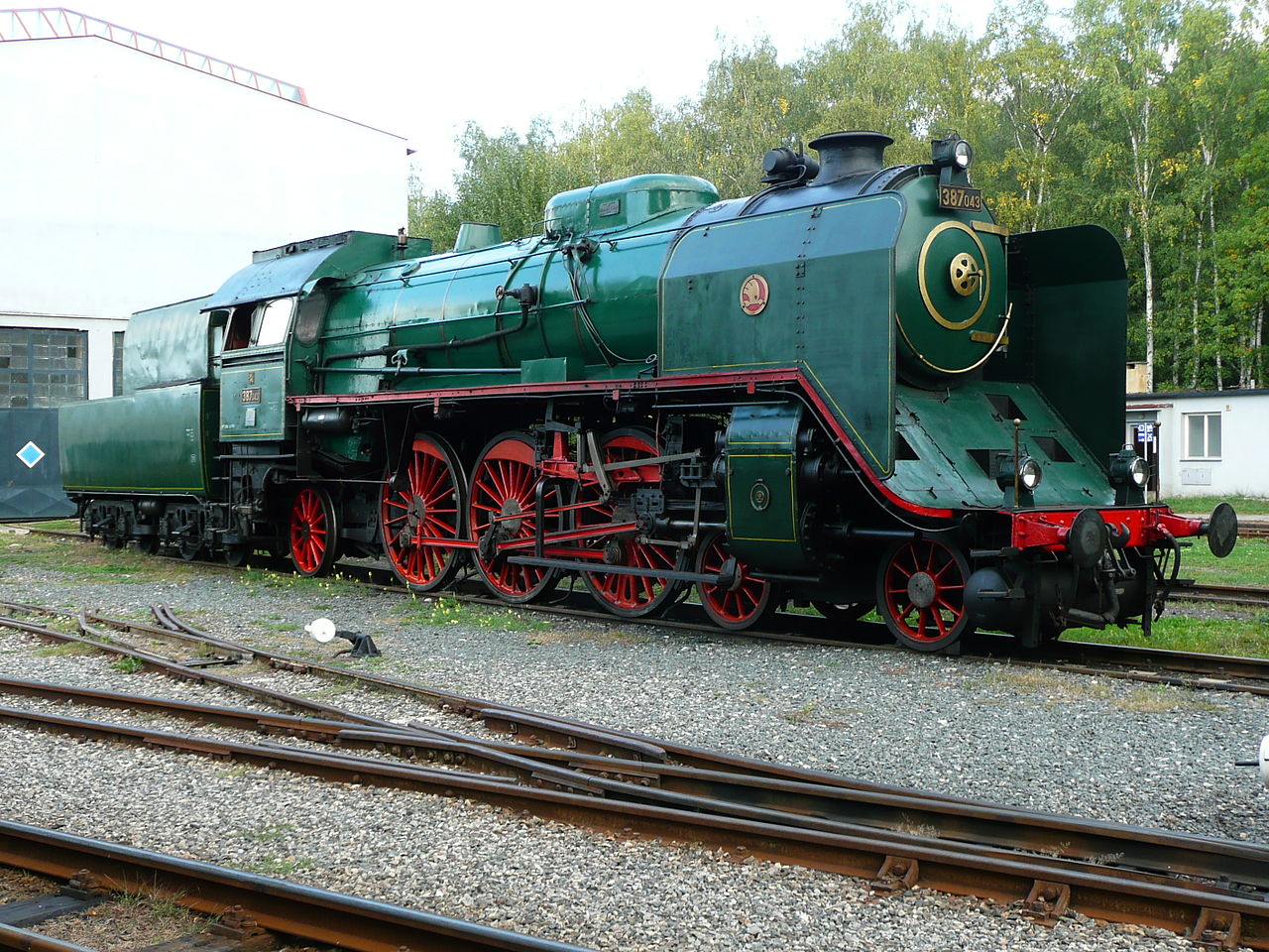 Muzejní lokomotiva 387.043 "Mikádo". Autor: Rainerhaufe, CC BY-SA 3.0, https://commons.wikimedia.org/w/index.php?curid=6969467