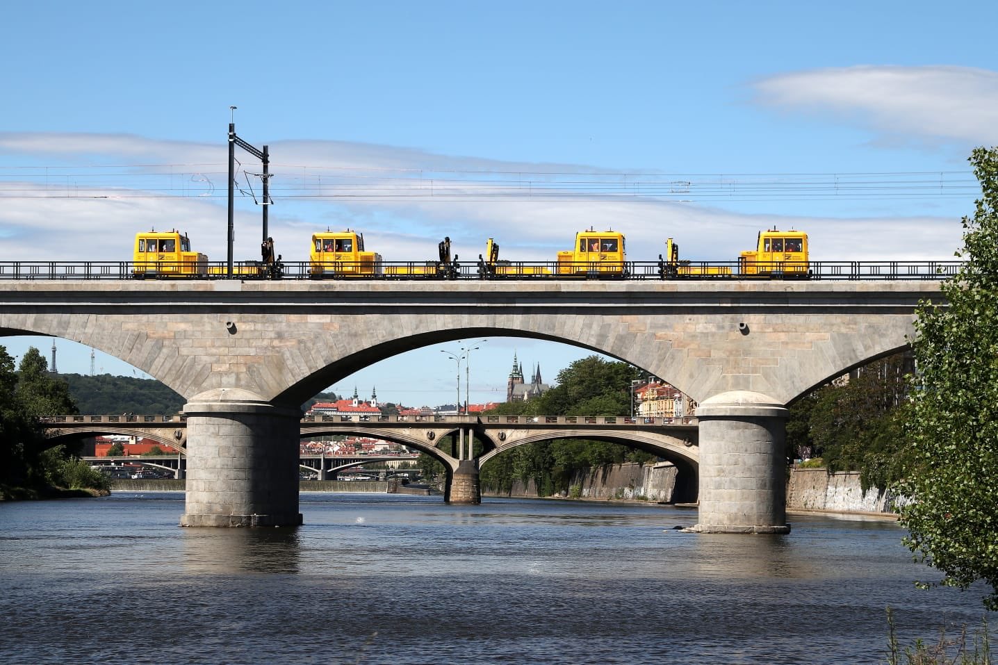 Negrelliho viadukt, protokolární vlak složený z drezín. Pramen: Twitter Jiřího Svobody
