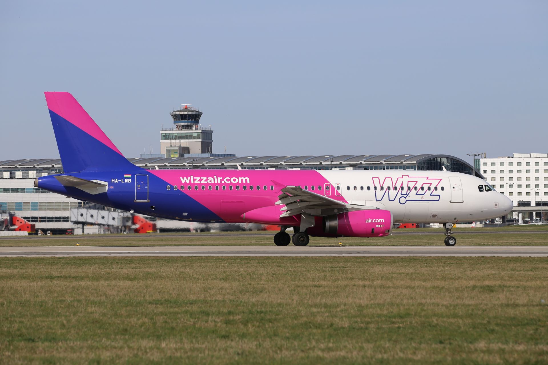 Airbus A320 společnosti Wizz Air v Praze. Foto: Letiště Praha