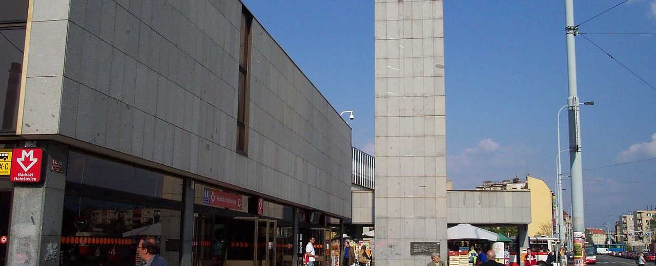 Stanice metra Nádraží Holešovice. Autor: User:Aktron – Fotografie je vlastním dílem, CC BY-SA 3.0, https://commons.wikimedia.org/w/index.php?curid=756197