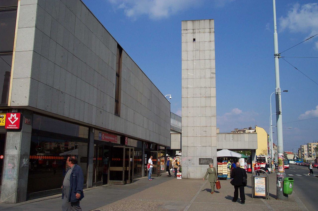 Stanice metra Nádraží Holešovice. Autor: User:Aktron – Fotografie je vlastním dílem, CC BY-SA 3.0, https://commons.wikimedia.org/w/index.php?curid=756197