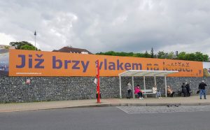 Reklama na železnici na letiště. Autor: Zdopravy.cz / Jan Sůra