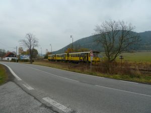 Vlak GW Train Regio z Polska přijíždí k přejezdu v Královci. Foto: GW Train Regio