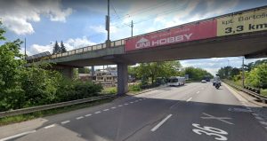 Nadjezd v Kyjevské ulici v Pardubicích překonává silnici I/36 i železniční koridor. Foto: Google Street View