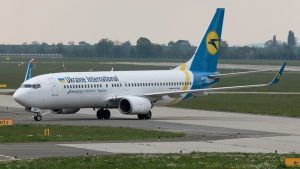 Boeing 737-800 společnosti Ukraine International v Mošnově. Foto: LKMT Spotters