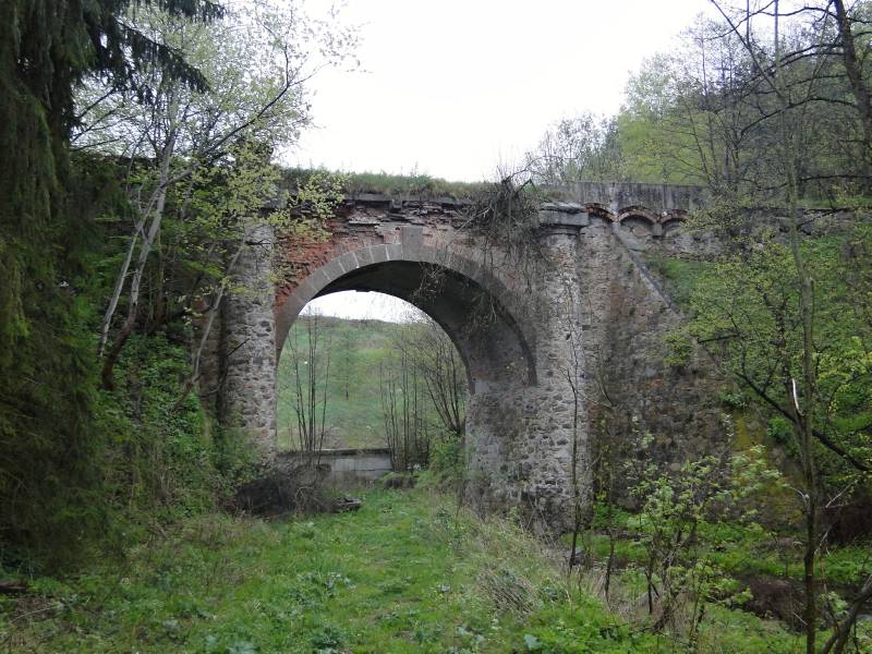 Starý most přes údolí Radslavického potoka. Pramen: Národní památkový ústav