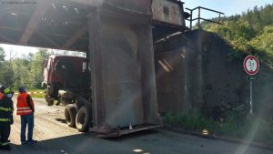 Mimořádná událost v Rudě nad Moravou, kde do mostu najel nákladní automobil s nesklopenou korbou. Foto HZS Správy železnic