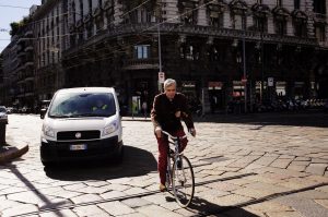 Cyklista v ulicích Milána. Foto: Igor Saleviev / Pixabay.com