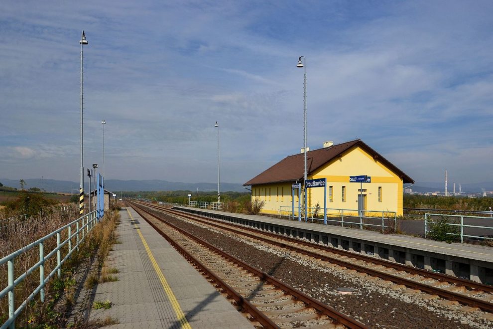Nevyužívaná zastávka Droužkovice vznikla po přeložení trati kvůli těžbě uhlí. Autor: Petr Kinšt – Vlastní dílo, CC BY-SA 3.0, https://commons.wikimedia.org/w/index.php?curid=52141491