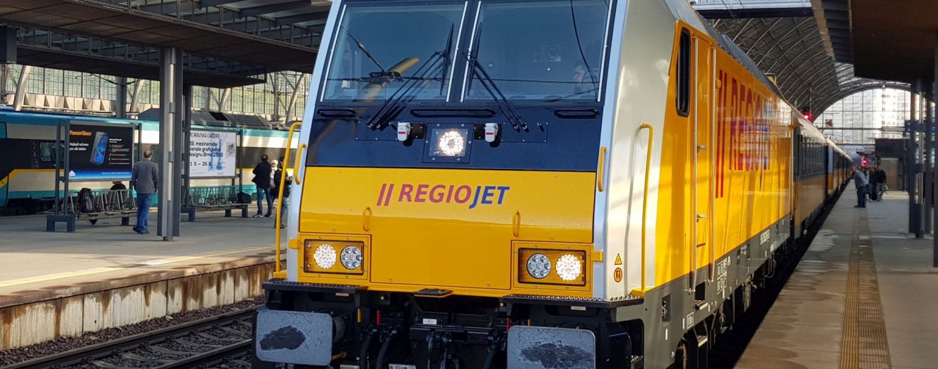 Vlak RegioJetu s lokomotivou Traxx. Pramen: RegioJet