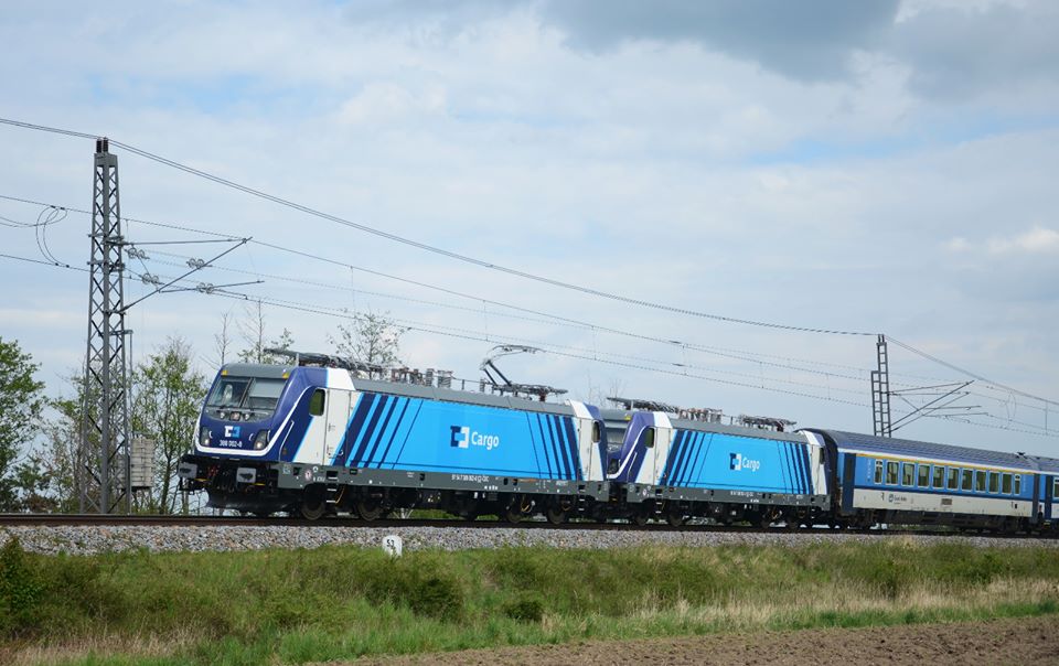 Lokomotivy Bombardier TRAXX MS3 v barvách ČD Cargo na železničním zkušebním okruhu ve Velimi. Foto: ČD Cargo