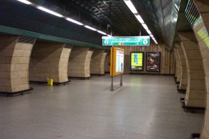 Stanice metra Jiřího z Poděbrad. Autor: User:Aktron – Fotografie je vlastním dílem, CC BY-SA 3.0, https://commons.wikimedia.org/w/index.php?curid=778248