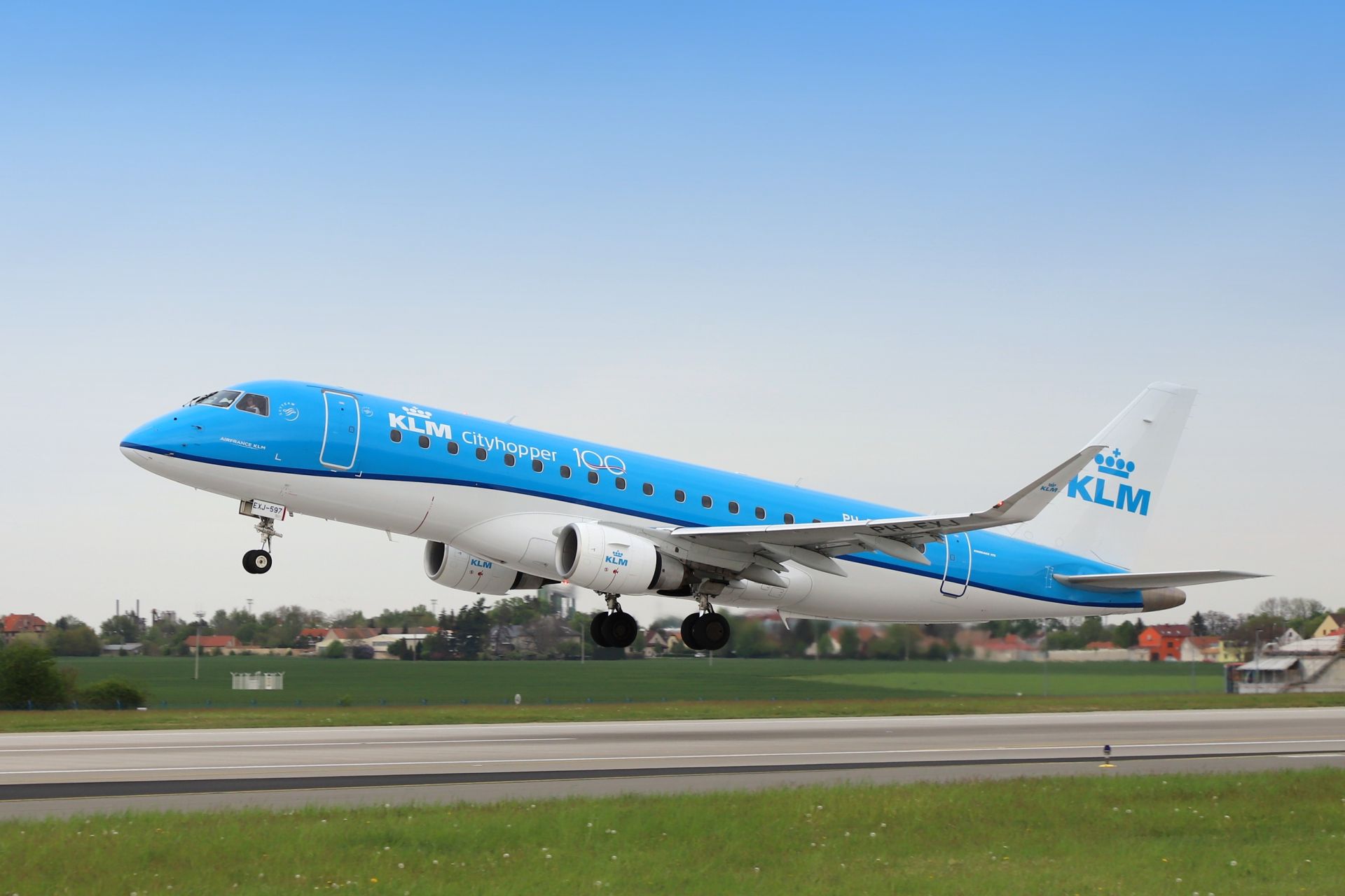 Embraer E-175 společnosti KLM v Praze. Foto: Letiště Praha