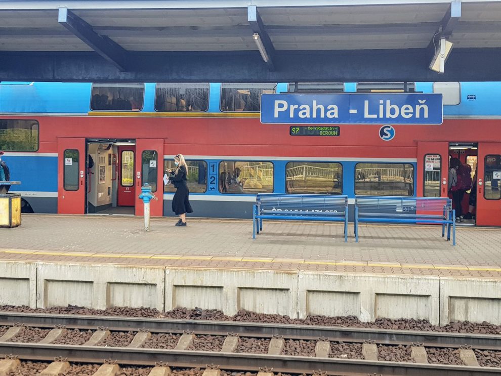 Cestující v ranní špičce v době pokoronavirové v Praze - Libni. Foto: Jan Sůra /Zdopravy.cz