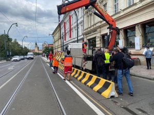 Odstraňování betonových zátarasů ze Smetanova nábřeží. Foto: Praha 1