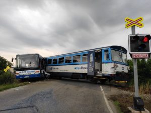Nehoda autobusu a motorového vozu ve Struhařově. Foto: Drážní inspekce