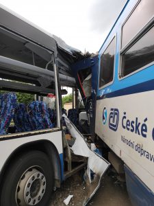 Nehoda autobusu a motorového vozu ve Struhařově. Foto: Drážní inspekce