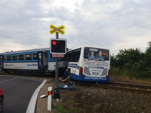 Srážka autobusu a vozu 810 u Struhařova. Foto: Správa železnic