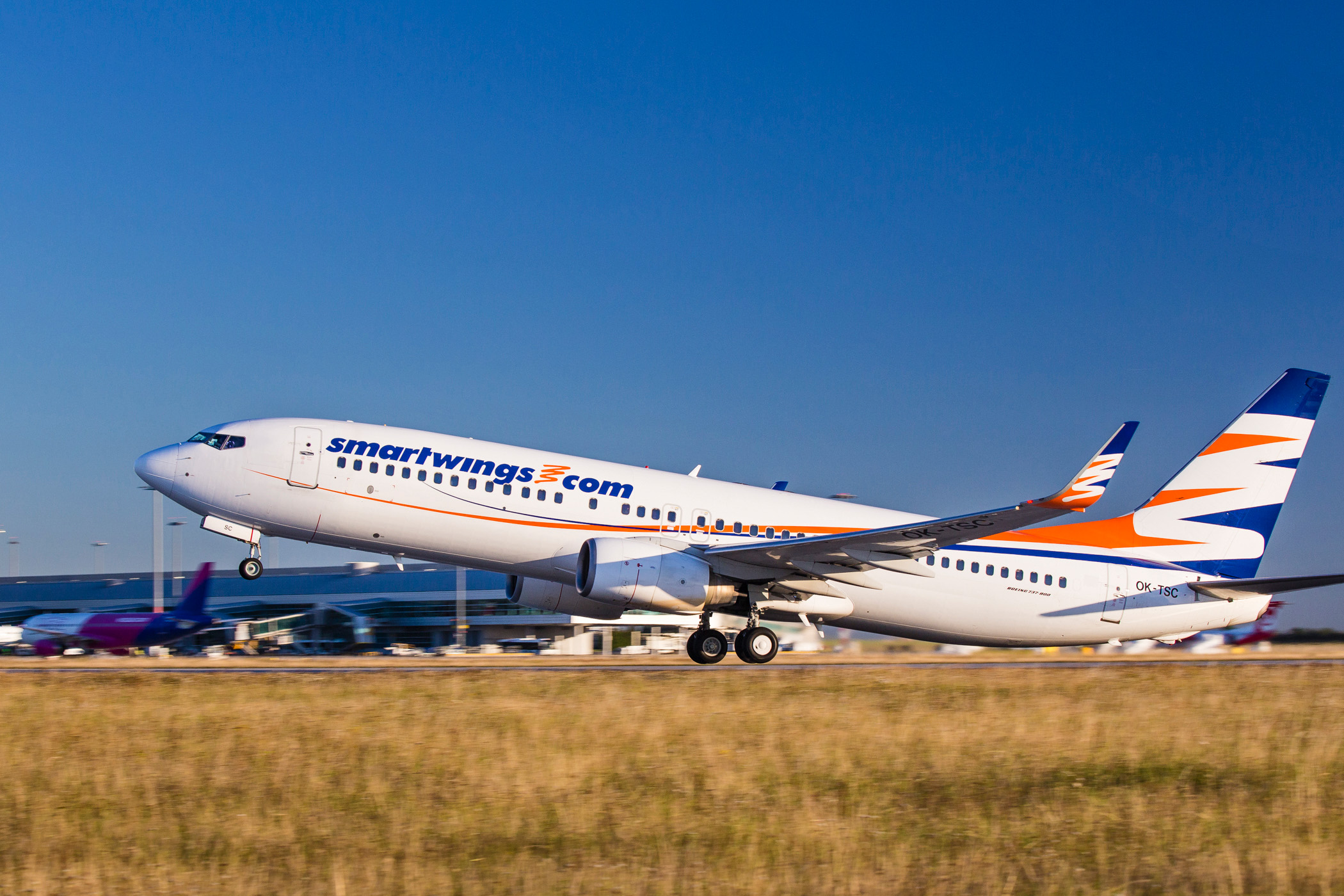 Boeing 737-800 společnosti Smartwings odlétá z Prahy. Foto: Letiště Praha