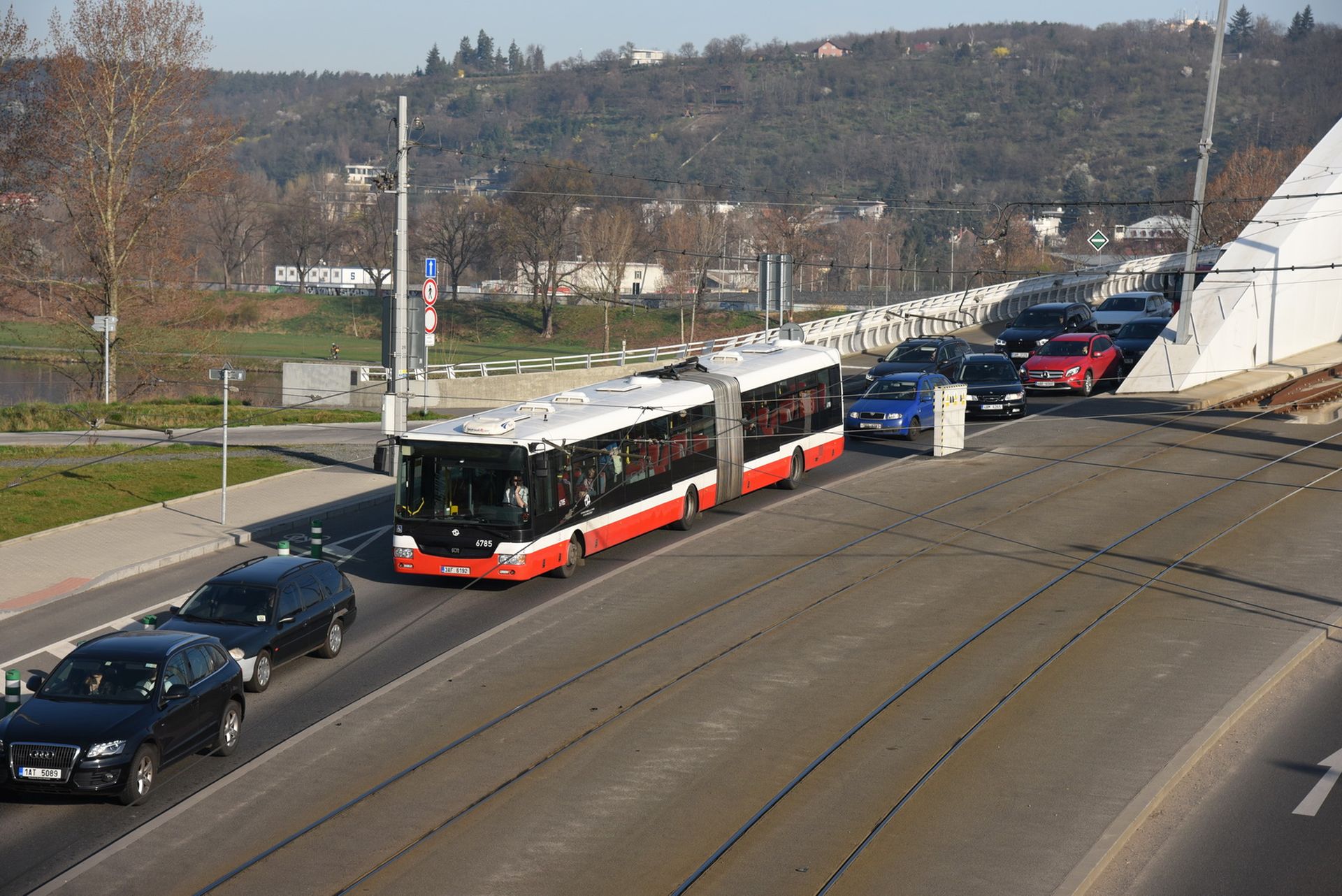 Autobus 112 v koloně na Trojském mostě. Foto: Michal Chrást
