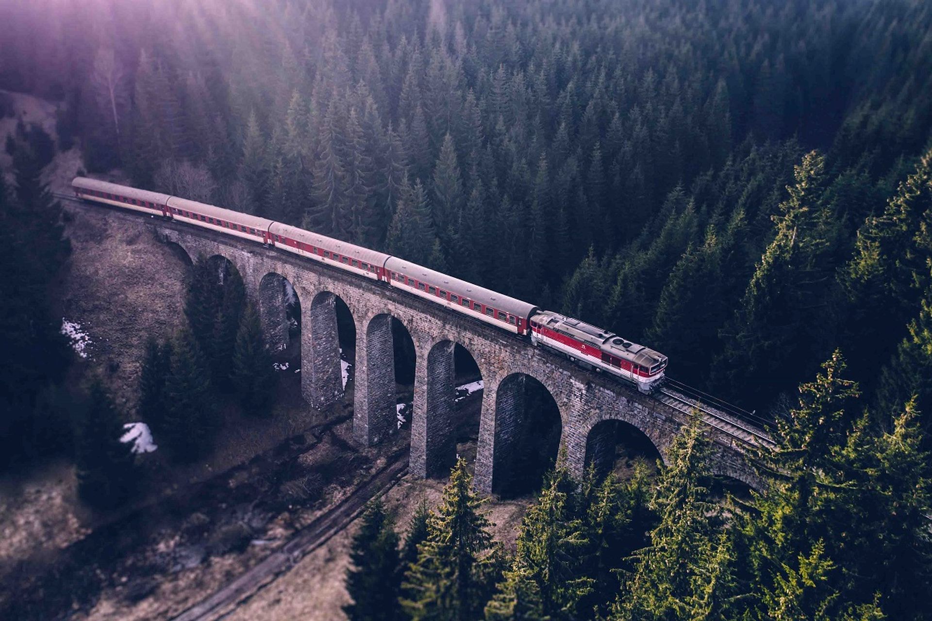 Vlak na Chmarošském viaduktu u Telgártu. Foto: ZSSK