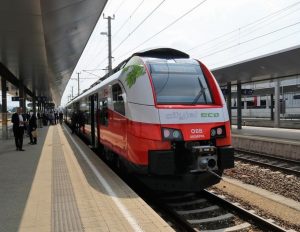 Prezentace vlaku Cityjet Eco Rakouských spolkových drah zástupcům českých krajů. Pramen: Pardubický kraj