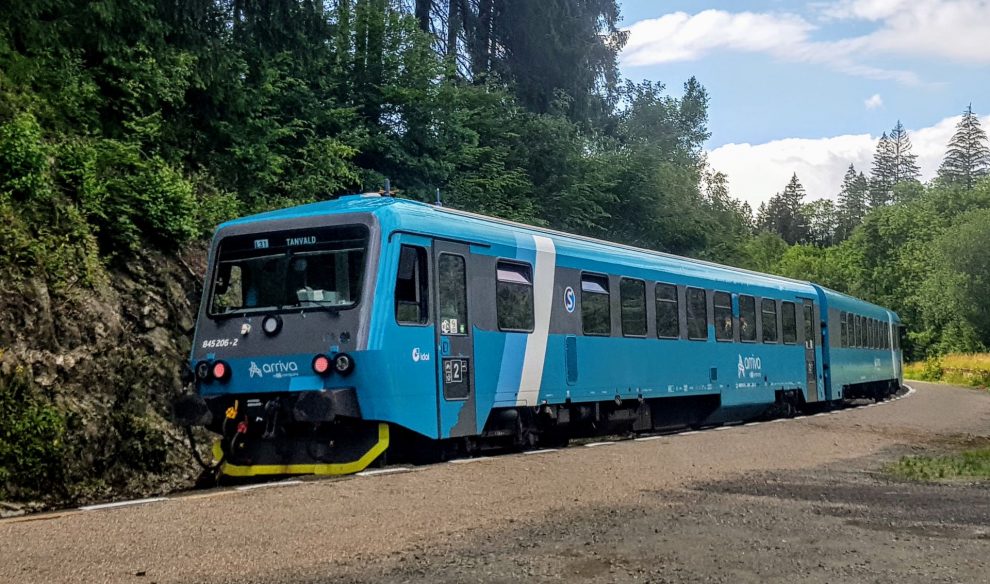 Motorová jednotka řady 845 společnosti Arriva vlaky ve stanici Jesenný. Foto: Jan Sůra / Zdopravy.cz