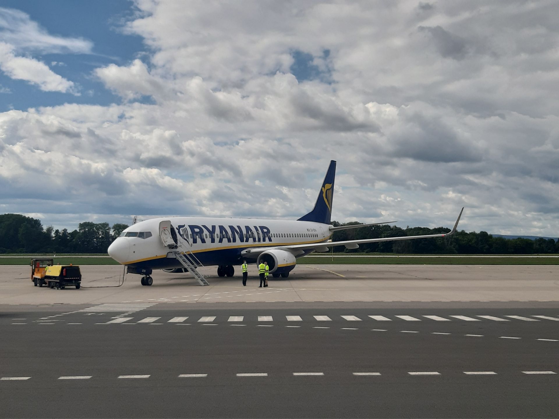 Boeing 737-800 společnosti Ryanair po přistání v Pardubicích z Alicante 6.7. 2020.