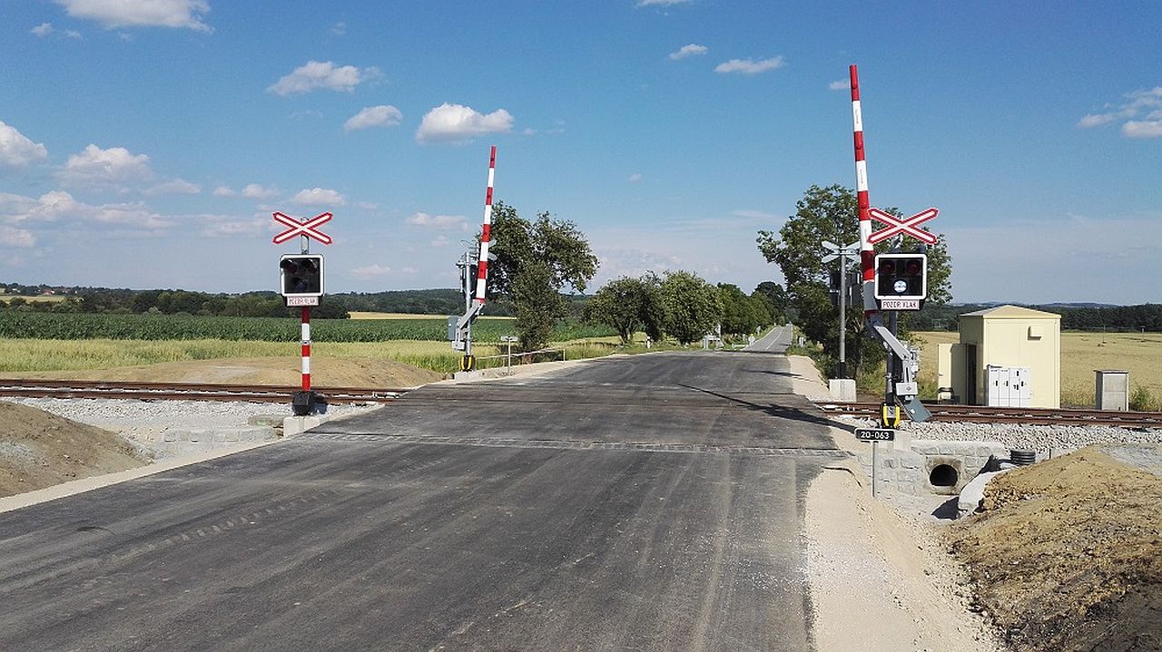 Nové zabezpečení přejezdu, Sedlice. Pramen: Správa železnic