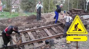 Brigáda na obnově tratě ze Zubrnic do Lovečkovic. Foto: Zubrnická museální železnice