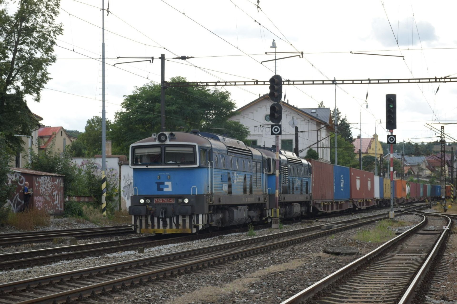 Nákladní dopravci nasadili na trať 171 mezi Prahou a Berounem dieselové lokomotivy. Foto: ŽESNAD.cz