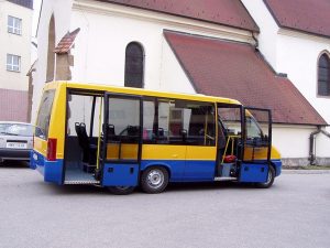 Třínápravový minibus společnosti Audis Bus. Pramen: Audis Bus