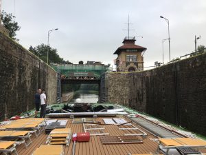 Hotelová loď Florentina proplouvá rozestavěnou komorou Hořín. Pramen: ŘVC ČR