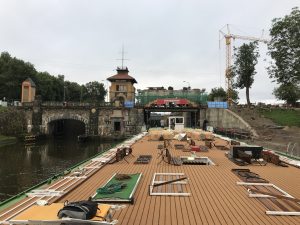Hotelová loď Florentina proplouvá rozestavěnou komorou Hořín. Pramen: ŘVC ČR